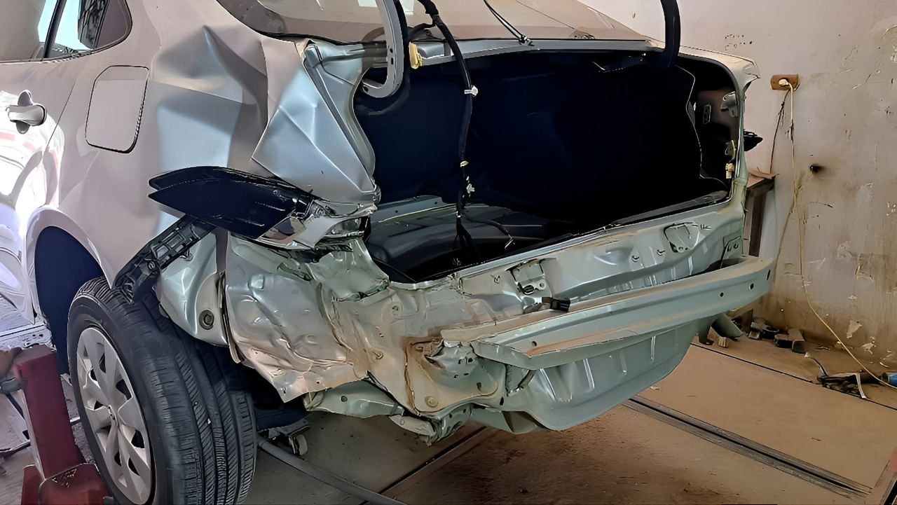 قبل إصلاح مؤخرة سيارة فضية
